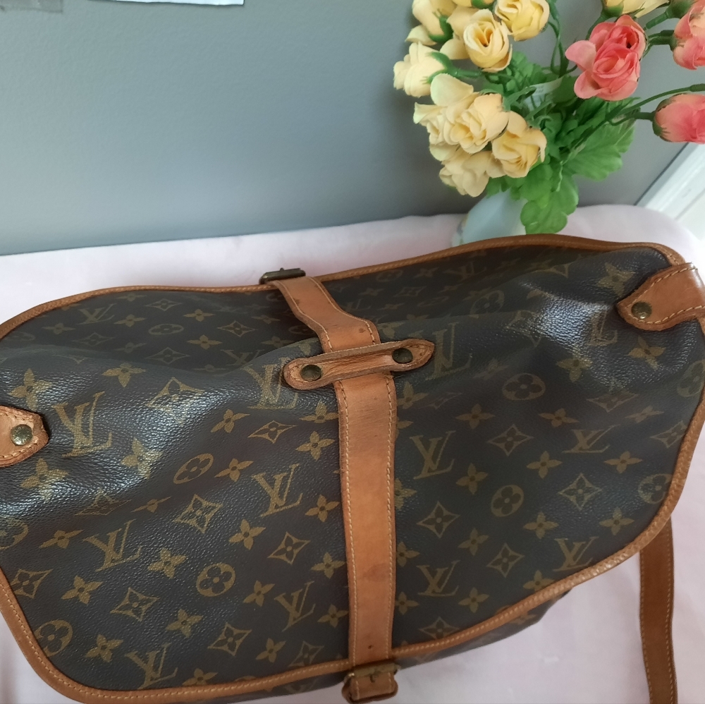 Authentic Louis Vuitton SAUMUR 35 monogram canvas Crossbody shoul… - Picture 4 of 16